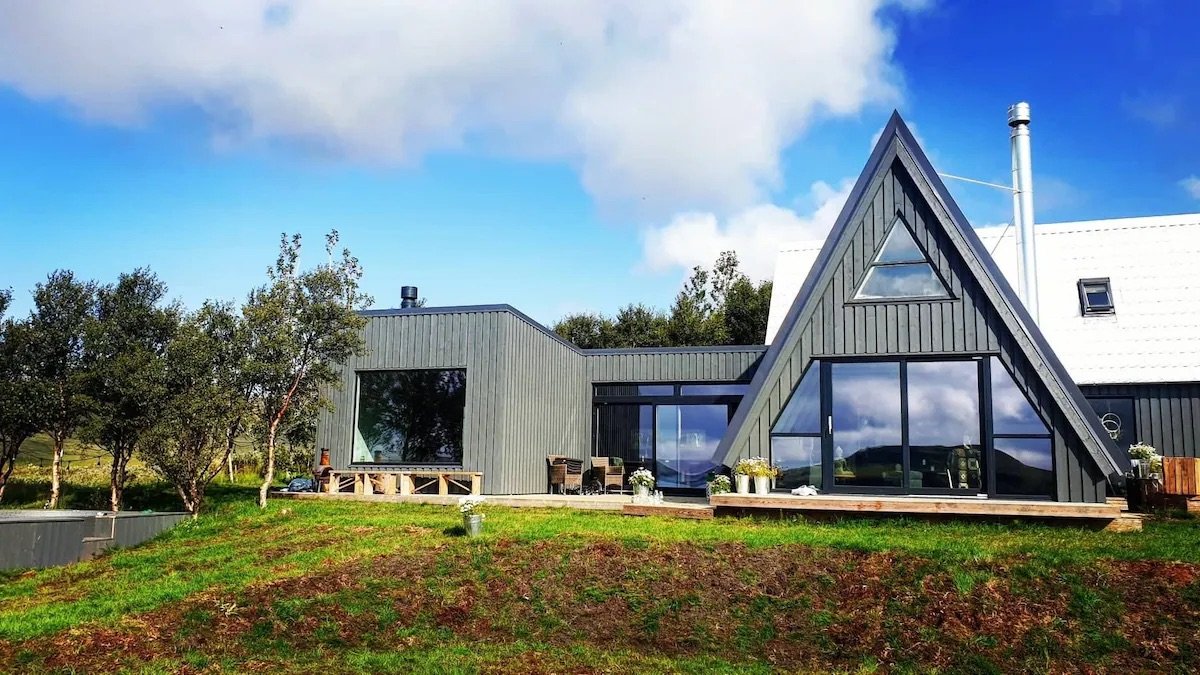 The private lakefront home on Lake Gislholtsvatn